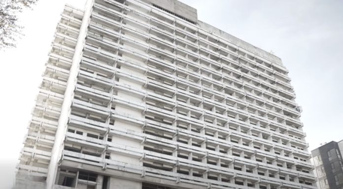 Clădirea fostului Hotel „Național”, lovită de degradare și nesecurizată – copii intrați fără restricții