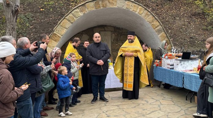 Izvorul „Prietenia”, renovat de familia Mîțu, a fost sfințit