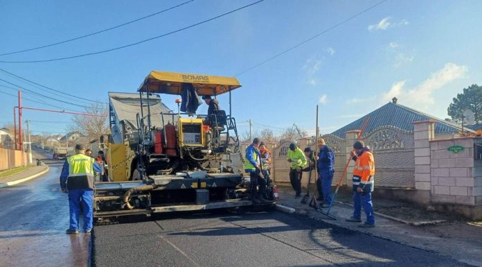 Ultimul strat de asfalt pe drumul care leagă M5 de satul Budești
