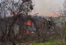 Flăcări uriase mistuiesc o locuință abandonată la Buțeni, Hâncești