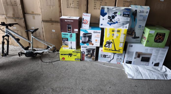 Trei bărbaţi prinşi cu marfă nedeclarată în trafic de către vameşi