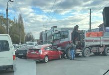Accident în capitală: un BMW s‑a ciocnit cu un camion