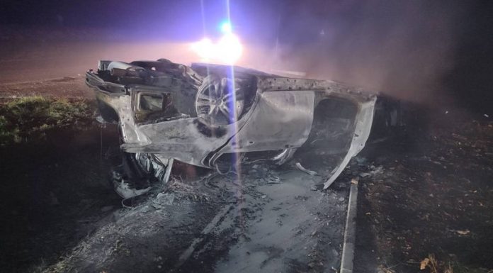 BMW răsturnat și cuprins de flăcări într-un accident grav la Edineț