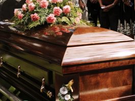 Tată ucrainean își leagănă fiul pentru ultima dată după atacul din Ternopil