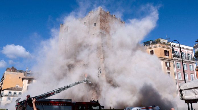 Incident în centrul Romei: turn medieval în renovare, blocuri de zid căzute, muncitori prinşi