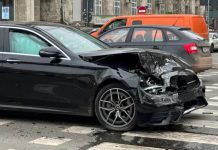 Ciocnire puternică în centrul Chișinăului: Ford și Mercedes s-au făcut zob lângă Primărie