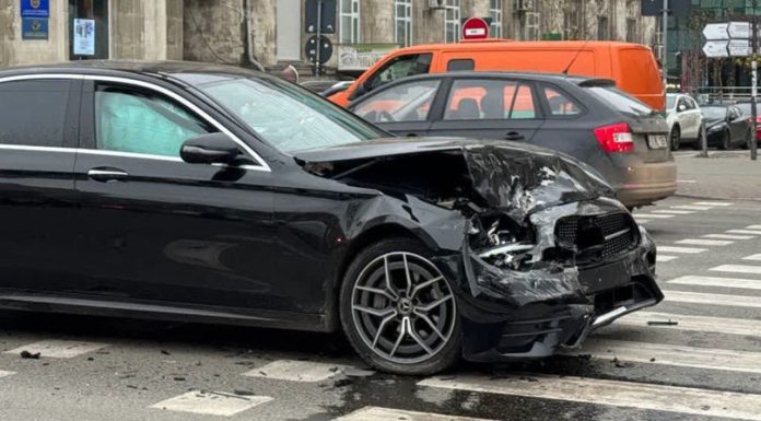 Ciocnire puternică în centrul Chișinăului: Ford și Mercedes s-au făcut zob lângă Primărie