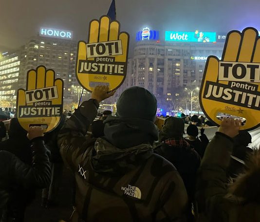 A șasea seară de proteste la București pentru reforma justiției – „Bolojan, te sună România!”