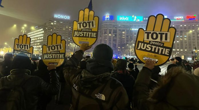 A șasea seară de proteste la București pentru reforma justiției – „Bolojan, te sună România!”