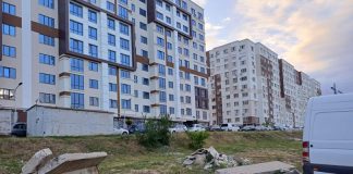 Dispute la Ciocana: locatarii unui bloc acuză autoritățile de abateri în construcții