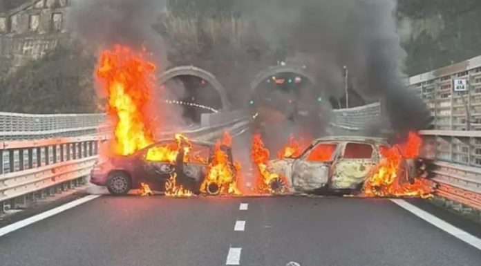 Jaf ca în film: Hoții au blocat autostrada cu maşini arse și au dat lovitura — 2 milioane € dispărute