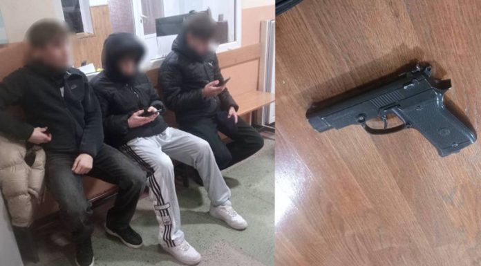 Joacă periculoasă la Căușeni: adolescenți prinși în timp ce trăgeau cu arma pe stadion