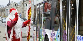 Magia Crăciunului pornește la drum: Moș Crăciun te invită în troleibuzul turistic!