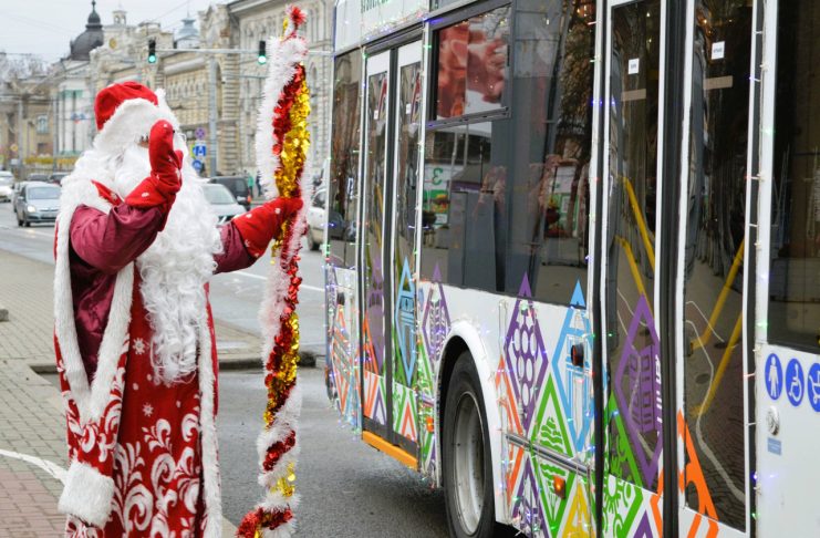 Magia Crăciunului pornește la drum: Moș Crăciun te invită în troleibuzul turistic!