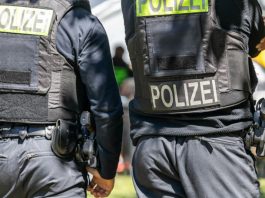 Înșelătorie în Germania: o bătrână păcălită să‑și arunce banii pe fereastră de „polițiști falși”