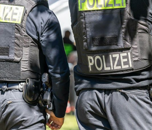 Înșelătorie în Germania: o bătrână păcălită să‑și arunce banii pe fereastră de „polițiști falși”