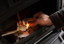 Pericol la domiciliu: explozie după ce un bărbat a încercat să aprindă focul cu benzin