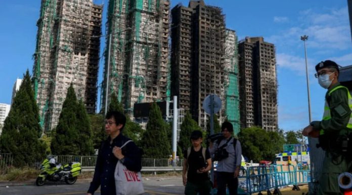 13 arestări după incendiul devastator din Hong Kong – autorităţile anchetează omucidere din culpă