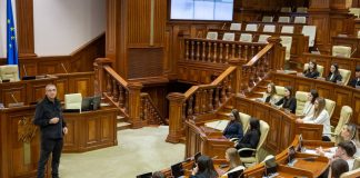 Dialog deschis la Parlament: Usatîi răspunde întrebărilor studenților și vorbește despre reforme