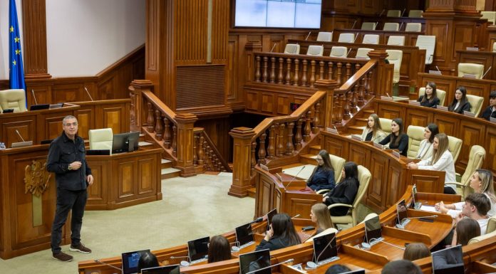 Dialog deschis la Parlament: Usatîi răspunde întrebărilor studenților și vorbește despre reforme