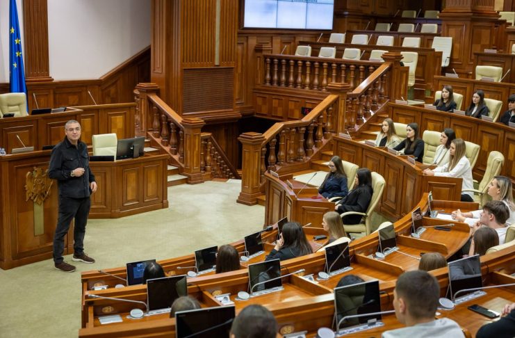 Dialog deschis la Parlament: Usatîi răspunde întrebărilor studenților și vorbește despre reforme