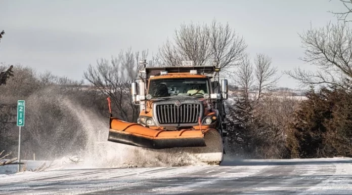 Mobilizare la Primărie: Chișinăul oferă stocuri de material antiderapant pentru suburbii și alte raioane
