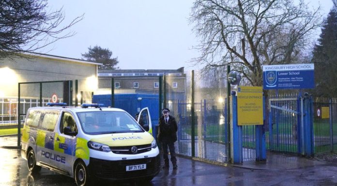 Doi elevi, spitalizați după un atac cu cuțitul într-o școală din nordul Londrei.