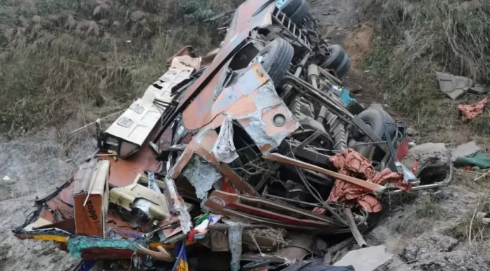 Un autocar cu turiști s-a prăbușit 200 de metri într-o prăpastie, în Nepal. 19 oameni au murit pe loc și 25 au fost răniți