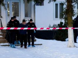 Un pensionar din Ucraina a ucis cu toporul și ciocanul 5 oameni care se refugiaseră într-o școală de la el din sat