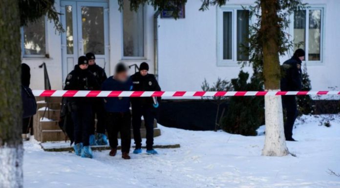 Un pensionar din Ucraina a ucis cu toporul și ciocanul 5 oameni care se refugiaseră într-o școală de la el din sat