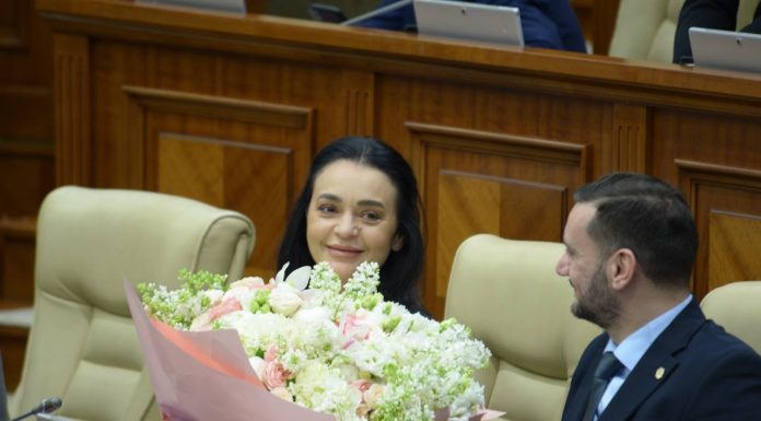 Parlamentarele și-au sărbătorit zilele de naștere cu buchete de flori din partea liderului Partidului Nostru