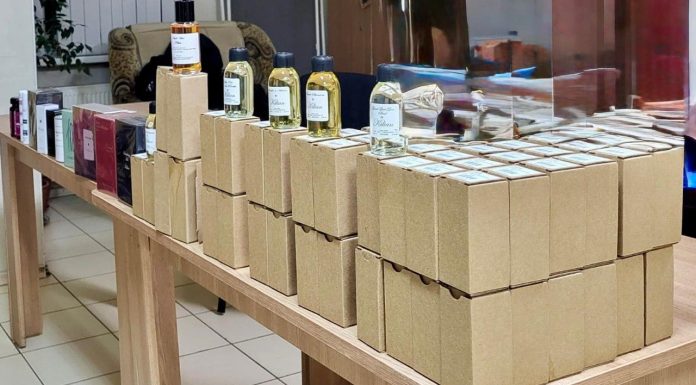 Articole de parfumerie transportate fără acte, confiscate la Sculeni