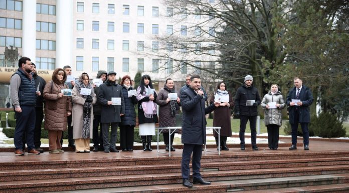 Flashmob MAN la Parlament: Facturile la energie, aruncate simbolic într-o urnă pentru a atrage atenția asupra tarifelor ridicate