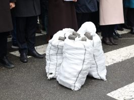 Sute de facturi și saci cu tizic, aduse în fața Guvernului: MAN a încheiat campania de protest „Plătește tu!”