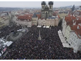 Zeci de mii de cehi ies în stradă în sprijinul președintelui Petr Pavel