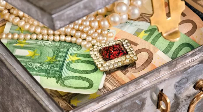 O femeie și-a sedat iubitul bijutier pentru a-i goli seiful