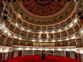 Incendiu devastator la Teatrul Sannazaro din Napoli: domul s-a prăbușit, zeci de persoane evacuate