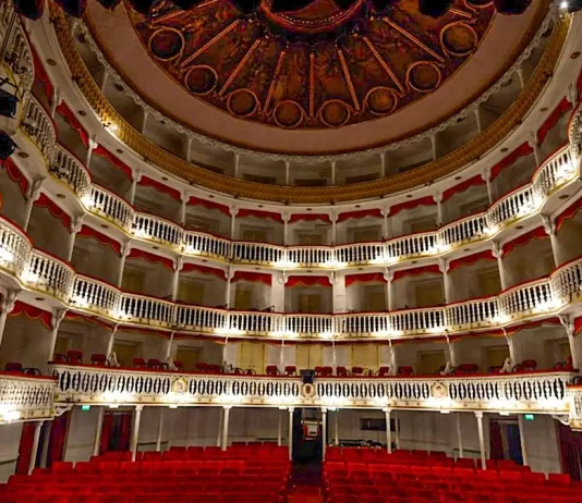 Incendiu devastator la Teatrul Sannazaro din Napoli: domul s-a prăbușit, zeci de persoane evacuate