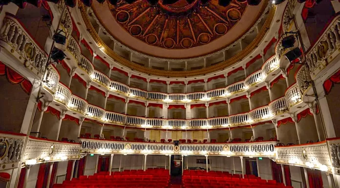 Incendiu devastator la Teatrul Sannazaro din Napoli: domul s-a prăbușit, zeci de persoane evacuate