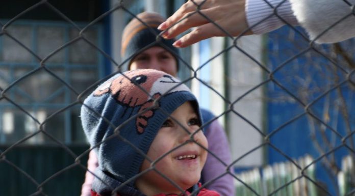 Tineri moldoveni aleargă un maraton extrem pe gheața unui lac din Norvegia pentru a sprijini copiii vulnerabili