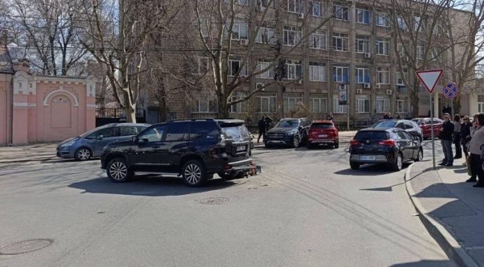 Accident în lanț la Râșcani: patru mașini avariate, o femeie la spital