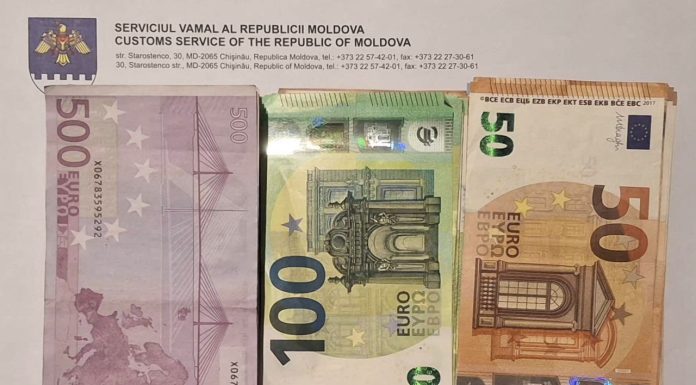 Trei tentative de contrabandă depistate la Aeroportul Chișinău: lingou de aur, bani și produse din tutun nedeclarate