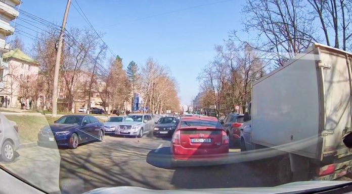 Patru automobile implicate într-un accident pe strada Nicolae Testemițanu; circulația este afectată