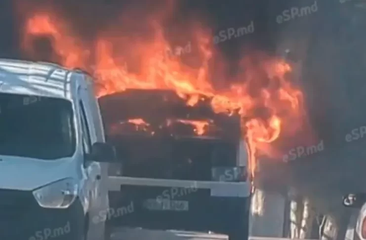 Incendiu la Bălți: un microbuz a ars parțial, fără victime