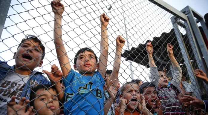 Regatul Unit oferă până la 40.000 de lire familiilor de migranți pentru a părăsi voluntar țara