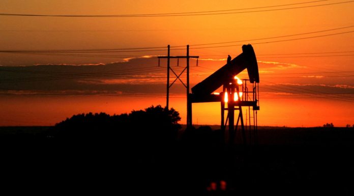 Prețurile petrolului urcă a treia zi consecutiv pe fondul tensiunilor din Orientul Mijlociu și al situației din Strâmtoarea Ormuz