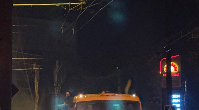 Deșeurile de pe carosabil și trotuare, înlăturate în cadrul intervențiilor nocturne