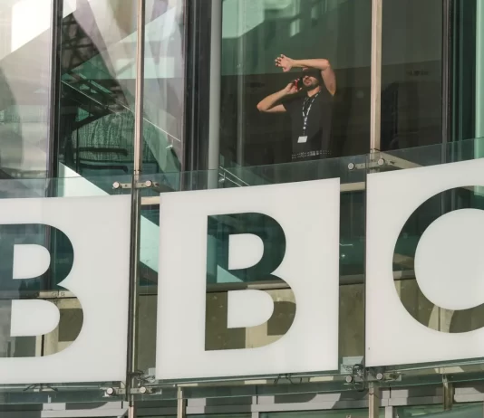 BBC anunță reduceri de până la 2.000 de locuri de muncă pentru economii de 500 de milioane de lire