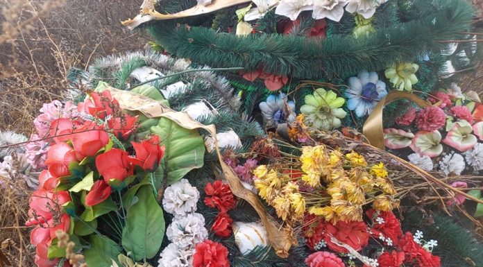 Coroanele din plastic, în vizorul autorităților: ar putea fi interzise în cimitirele din R. Moldova