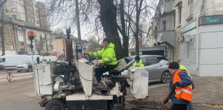 Lucrări în forță pe străzile Chișinăului: drumarii intervin zi și noapte